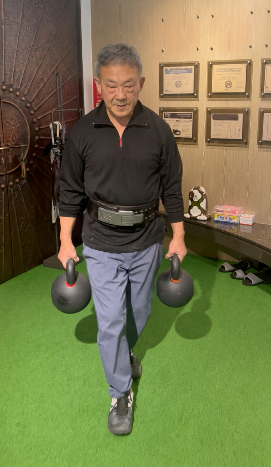 75 歲的 Mark 林先生在 Light Worker 進行雙手提壺鈴行走訓練
